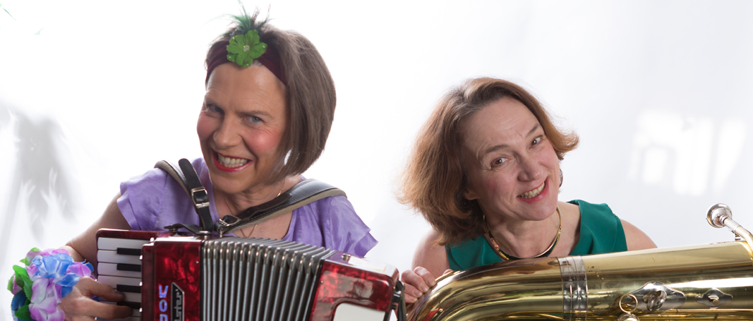 zwei singende Frauen mit Akkordeon und Tuba